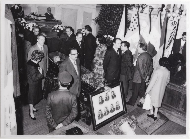 Gattatico-Reggio Emilia, 27-30 marzo 1970, Funerali di Alcide Cervi, camera ardente di Alcide nella Sala del Tricolore di Reggio Emilia, picchetto d'onore
